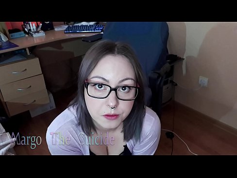 ❤️ Сэксуальная дзяўчына ў акулярах глыбока адсмоктвае фалаімітатар на камеру ️ Супер сэкс у нас ️❤