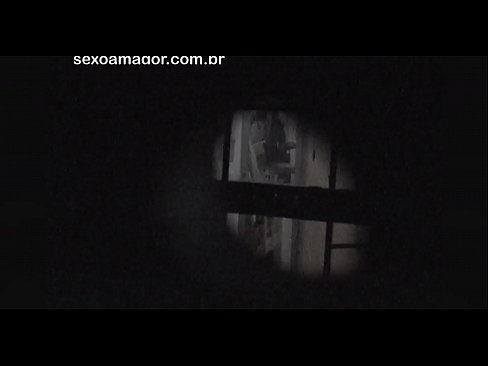 ❤️ Бландзінка таемна здымаецца на відэа з суседскага вуаерыста, схаванага за пустымі цэгламі ️ Супер сэкс у нас ️❤